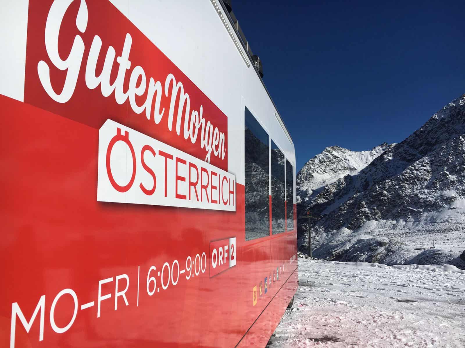 Das ORF Guten Morgen Österreich Team. Diesmal unterwegs im Tiroler Oberland zwischen Stams und Sölden. | gmö, gumo, guten morgen österreich, landesstudio tirol, lukas schweighofer, orf, orf tirol, ötzi dorf, sabine amhof, sölden, tirol