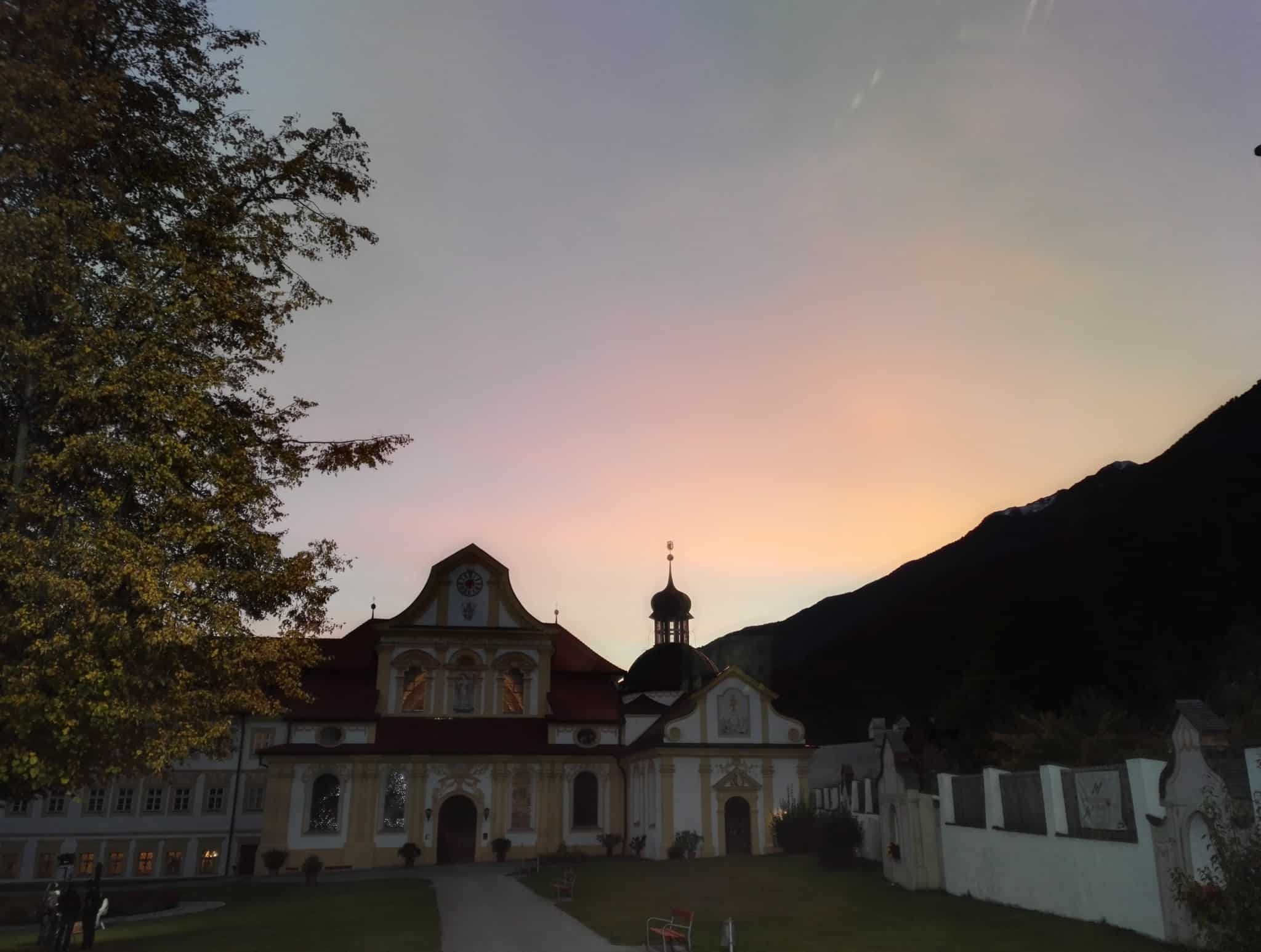 Das ORF Guten Morgen Österreich Team. Diesmal unterwegs im Tiroler Oberland zwischen Stams und Sölden. | gmö, gumo, guten morgen österreich, landesstudio tirol, lukas schweighofer, orf, orf tirol, ötzi dorf, sabine amhof, sölden, tirol