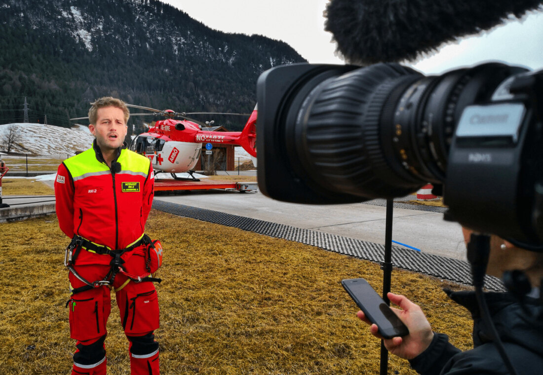 andreas felder kameramann dreharbeiten ara flugrettung reutte rk2 05 0220 web 1 1100x760 - Backstage