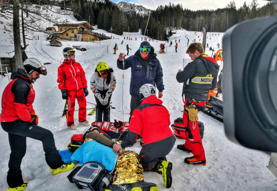 andreas felder kameramann dreharbeiten ara flugrettung reutte rk2 06 0220 web 1 1100x760 - Backstage